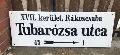 Budapesti utcakép, Nemes utca tábla