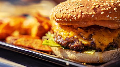 Ízletes, szaftos hamburger, közelebbről