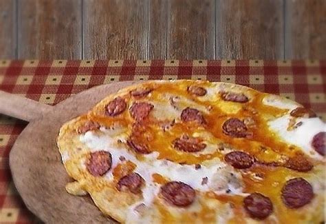 Frissen sült gluténmentes kolbászos lepény a tepsiben, forrón