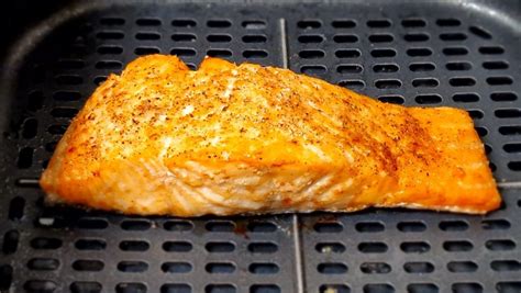 Fűszerezett lazac steak sütés előtt