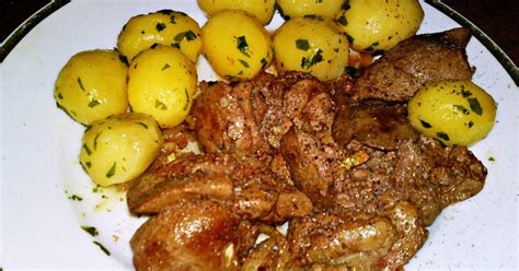 Tányéron elhelyezett pecsenye kacsamáj sárgabarackkal