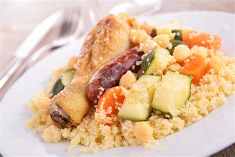 Kuszkusz tálalva zöldségekkel és hússal