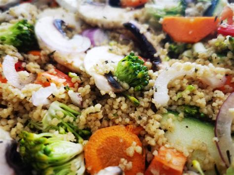 Kuszkusz tálalása hétféle zöldséggel