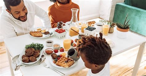 Család együtt eszik kuszkuszt egy nagy tálból