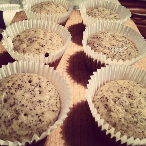 Mákos-banános muffin egy tányéron