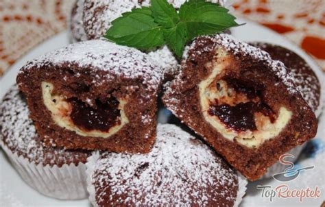 Muffin formák megtöltve tésztával és lekvárral