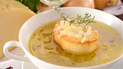 Francia hagymaleves borral tányérban, sajtos pirítóssal