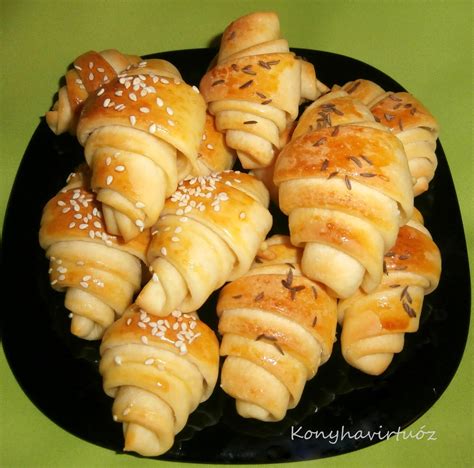 Lala kifli, szeletelve, látható a tésztarétegződés