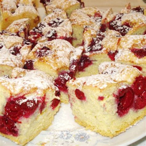 meggyes piskóta szeletek tányéron