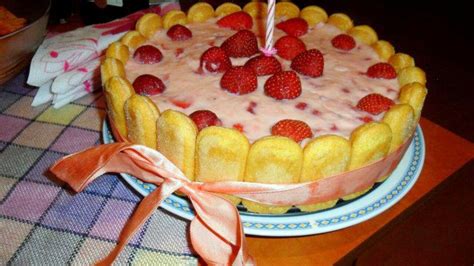 Babapiskótás epres torta szelettel és eperrel