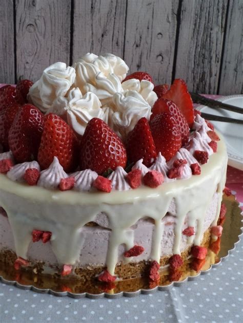 Díszített epres torta csokoládélevelekkel