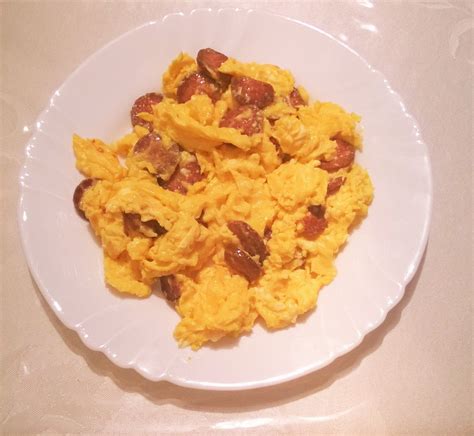 Kolbász és tojás a húsmasszán