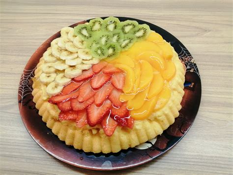 kész vegán palacsinták egymásra tornyozva, gyümölcsökkel díszítve