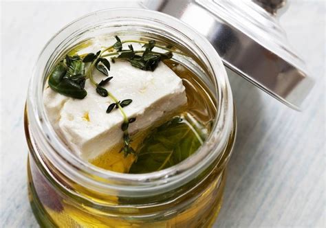 pácolt feta sajtok üvegben, fűszerekkel