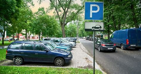 Parkoló autók a Nagyköz utcában