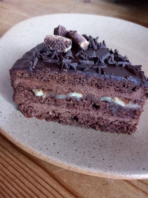 Szeletelt csokoládétorta trüffel krémmel és mogyoróval