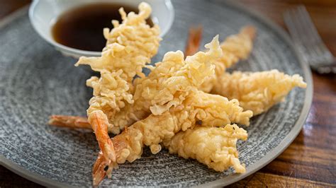 Wasabis tempura rák karalábéfőzelékkel tálalva