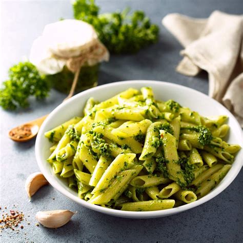 Penne tészta bazsalikomos paradicsomszósszal és parmezán forgáccsal