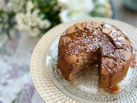 kép egy gyönyörűen elkészített karamellás sajttortáról, szeletelve