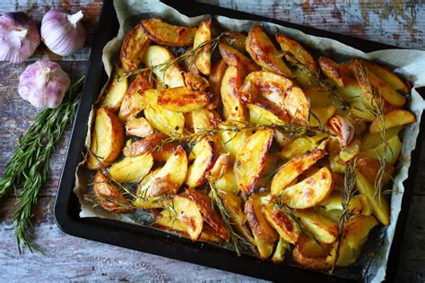 diagram a sütőben elhelyezett vízzel teli tepsiről és a sajttortáról