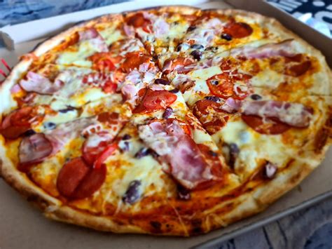 A pizza történetének idővonala, kiemelve a paradicsom európai megjelenését és a modern pizza születését