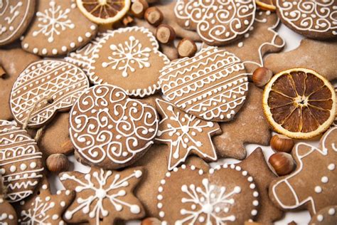 különböző vastagságú cukormáz díszítések mézeskalácson