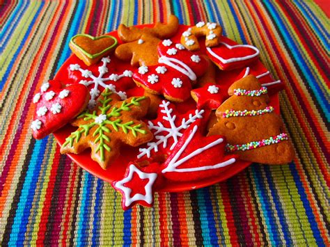 színes cukormázzal díszített mézeskalácsok