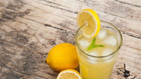 Mentaszörppel készült limonádé jéggel