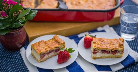Szeletelt epres-túrós pite porcukorral