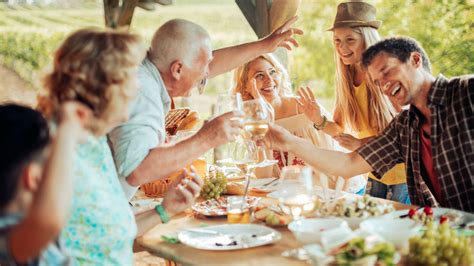 Családi étkezés a Trófea Grillben, mosolygó gyerekekkel