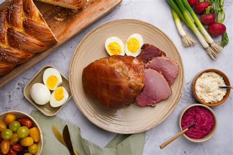 Sertéshúsos májpástétom friss zöldségekkel és pékáruval