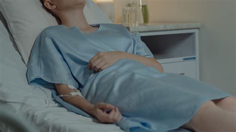 Kép egy cukrászról, aki fagylaltot kínál egy kórházi osztályon