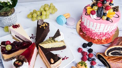 Egy tortaszelet friss gyümölcsökkel