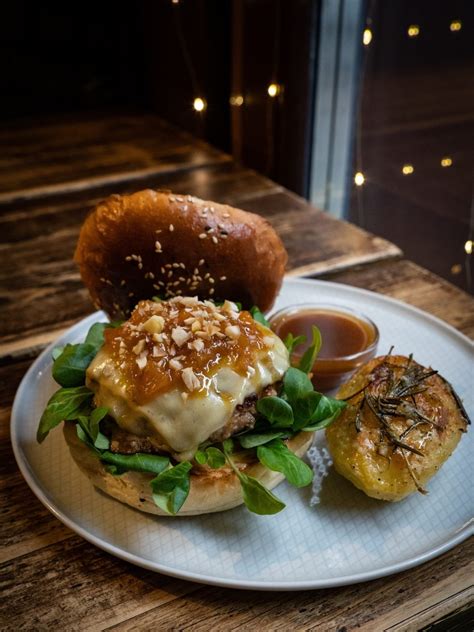 Kézműves hamburger Budapesten egy pub teraszán