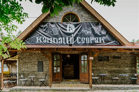Kandalló Pub külső homlokzat, este