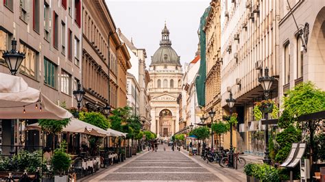 Budapest belvárosi utca, emberek sétálnak