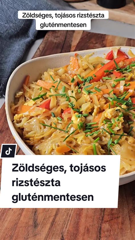Sülő csirkecsíkok egy forró serpenyőben