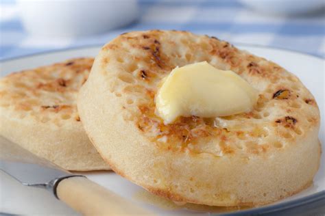 Crumpet egy tányéron, vajjal és mézzel