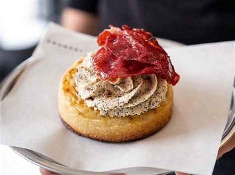 Sós crumpet tálalása feltétekkel