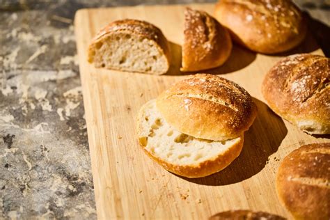 Zsemle dagasztása és kelesztése