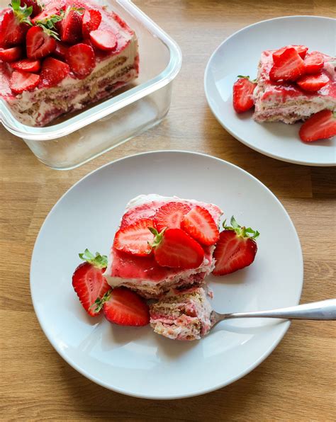 Tiramisu rétegezése babapiskótával és krémmel