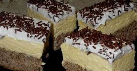 Fagyi szelet torta szeletelve, tejszínhabbal és csokoládéöntettel