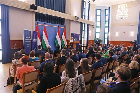 Diplomáciai fogadás magyar ételekkel