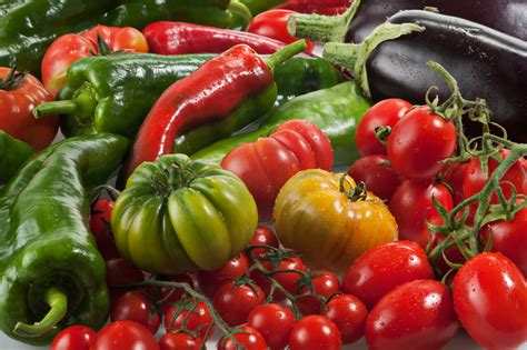 Friss zöldségek: paprika, paradicsom, hagyma és fokhagyma