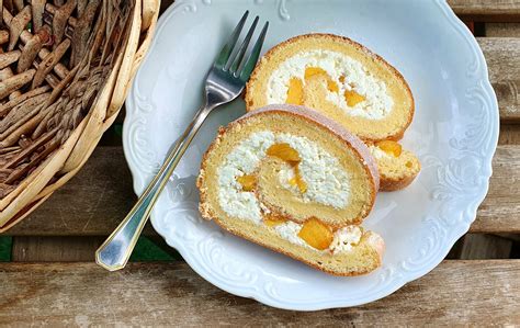 Frissen szeletelt túrós piskótatekercs torta porcukorral