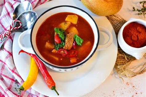 Hagyományos magyar ételek, amelyeknek elengedhetetlen alapanyaga a fűszerpaprika