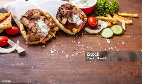 hagyományos görög tavernai asztal mezze falatkákkal