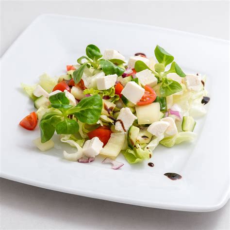 friss görög saláta feta sajttal és oregánóval