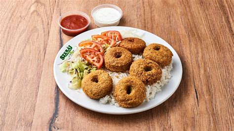 Török falafel tál salátával, pitával és mártásokkal