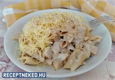 Összekevert kelkáposztás-sonkás tészta serpenyőben